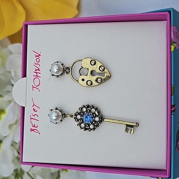 NWT BETSEY JOHNSON KEY TO MY HEART EARRINGS - Picture 1 of 3